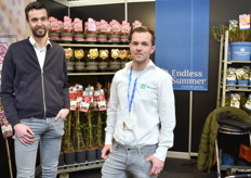 Dennis Smits van Ammerlaan, links, samen met Marcel de Jong en Berry Peters van de Intratuin Greencentre. De lach van Dennis kan maar eén ding betekenen: hij is druk een order aan het schrijven.